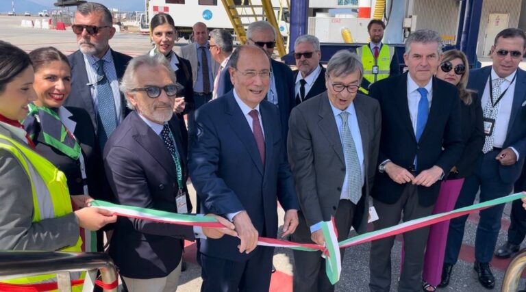 schifani Taglio nastro volo inaugurale Aeroitalia Palermo-Roma