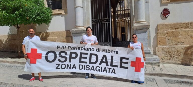 Comitato ospedale Ribera protesta davanti municipio sciacca