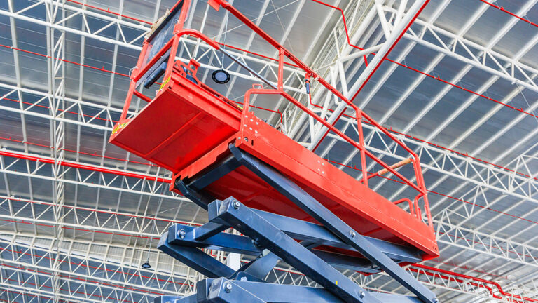 Scissor,Lift,Platform,With,Hydraulic,System,Elevated,Towards,A,Factory