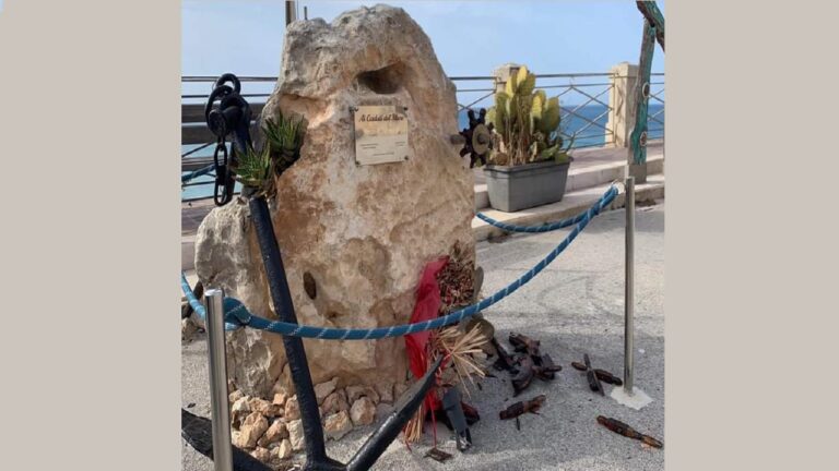 monumento marinai danneggiato 2023