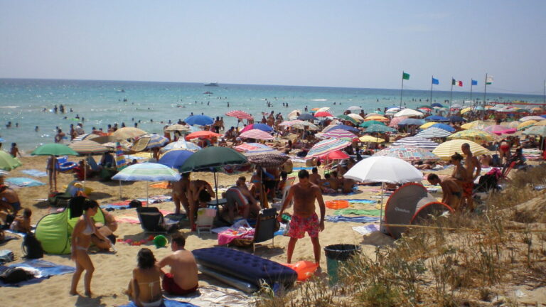 spiaggia-affollata-1280x720