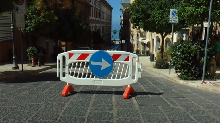 via roma chiusa con transenna 2023