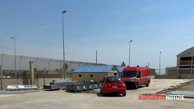 montaggio tenda migranti porto empedocle