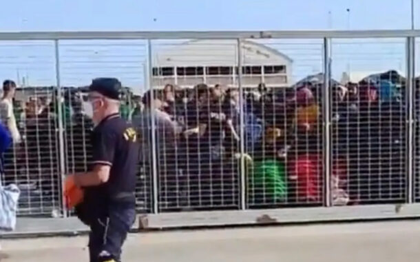 Tensione a Porto Empedocle, i migranti scappano: ferito poliziotto