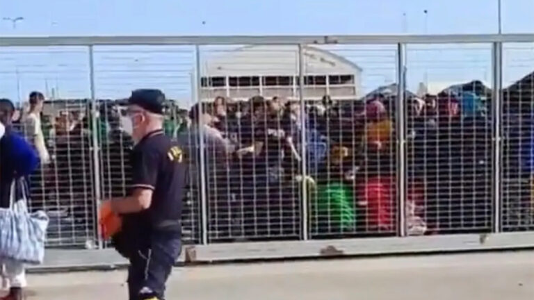 Caos a Porto Empedocle, migranti in fuga
