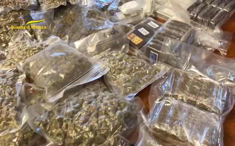 Messina, sequestrati 30 kg di hashish agli imbarcaderi