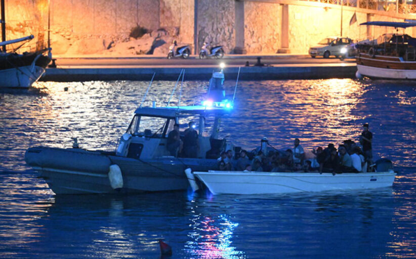 Lampedusa, in un'ora oltre tredici sbarchi