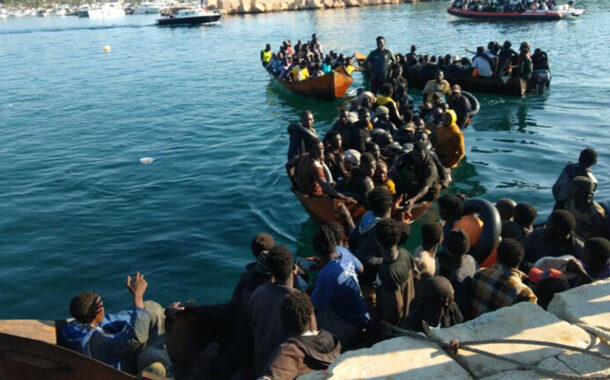 Lampedusa, sbarchi continui a Lampedusa. Addirittura fila di barchini al molo