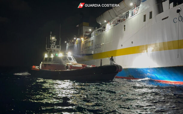 Lampedusa, incendio a bordo del traghetto: la Guardia Costiera salva tutti i passeggeri. Il video dei soccorsi <font color=