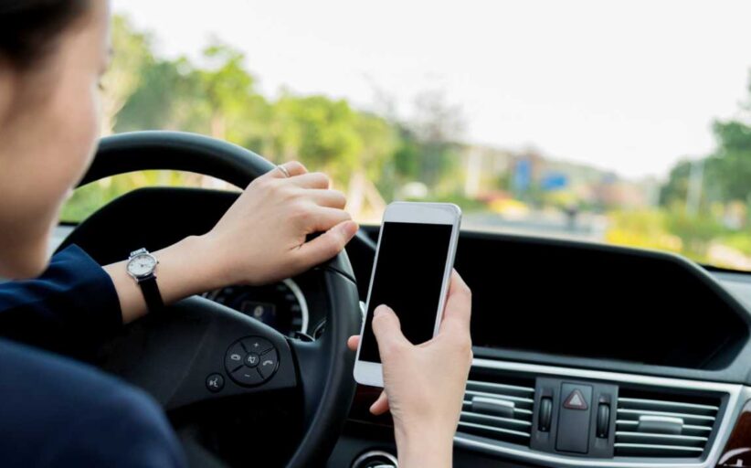 Patente sospesa e multa fino a 2.588 euro per uso cellulari