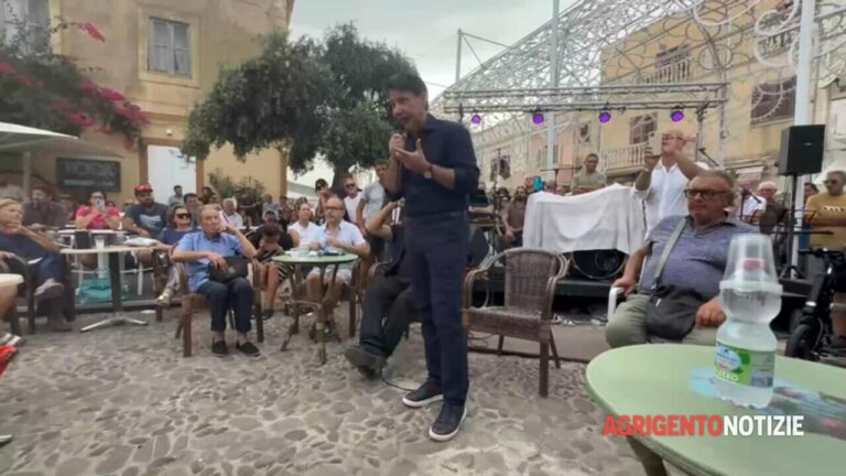 conte in piazza a lampedusa