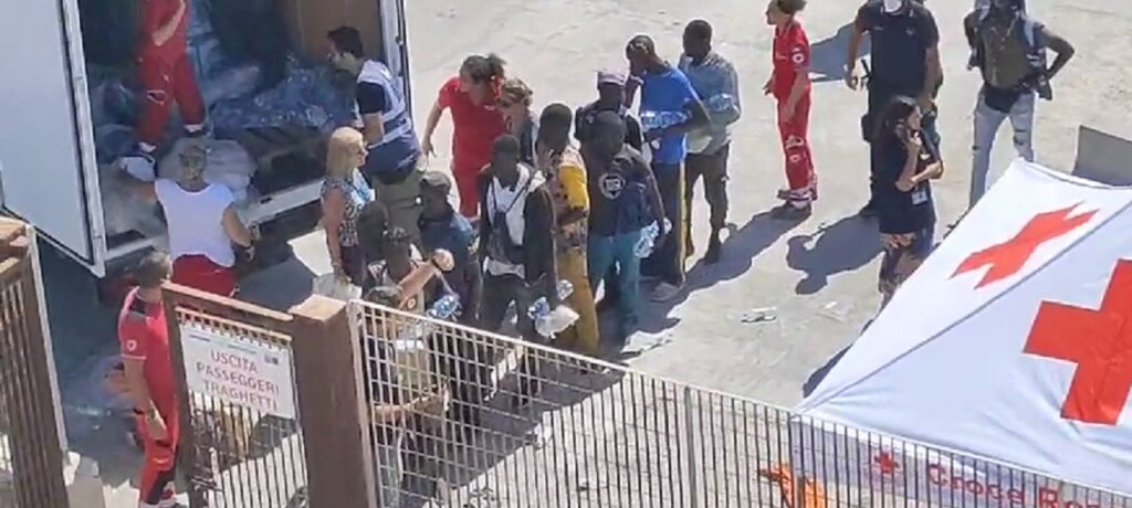 Ai migranti scarpe e calzini sequestrati dalla Guardia di Finanza