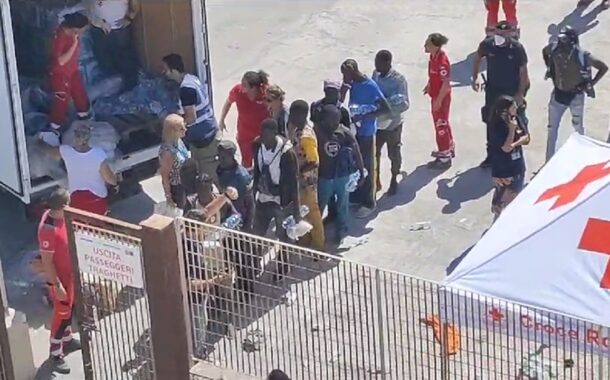 Ai migranti scarpe e calzini sequestrati dalla Guardia di Finanza