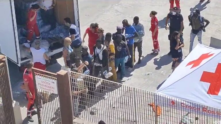 migranti in fila 2023