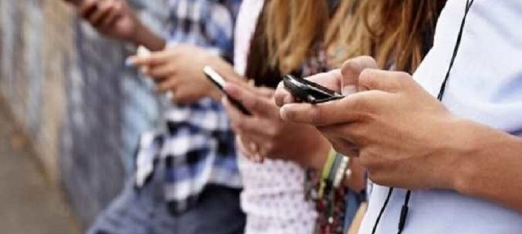 Famiglia, cresce la dipendenza dagli smartphone. Albano: «Nuova emergenza tra i più giovani»