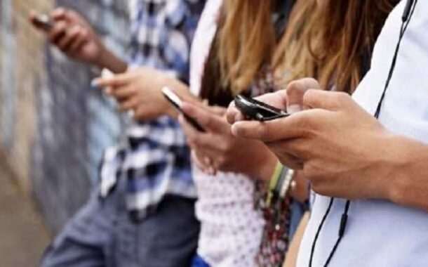 Famiglia, cresce la dipendenza dagli smartphone. Albano: «Nuova emergenza tra i più giovani»