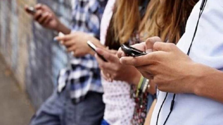 ragazzi con cellulare
