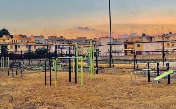 Attrezzi sportivi negli spazi esterni allo stadio comunale di Santa Margherita Belice
