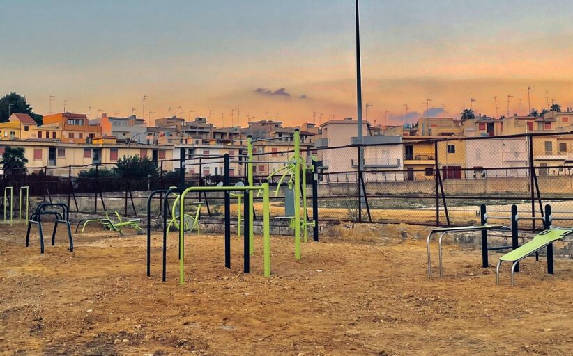 Attrezzi sportivi negli spazi esterni allo stadio comunale di Santa Margherita Belice