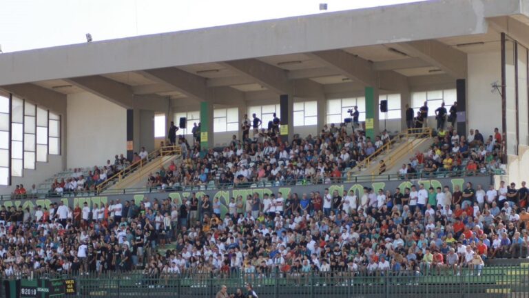 stadio gurrera tribuna e gradinate con pubblico