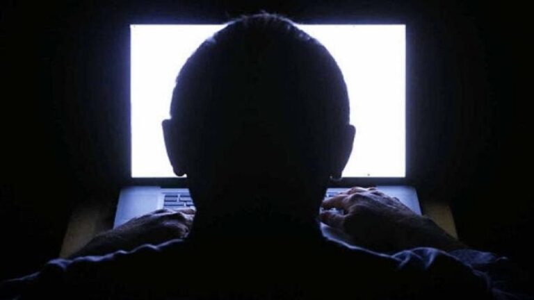 uomo davanti a pc