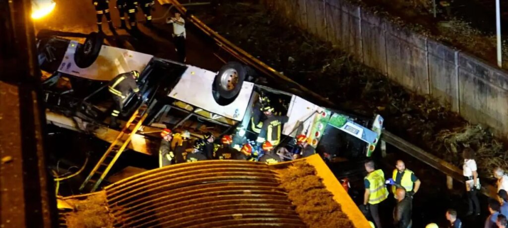 Pullman precipita dal cavalcavia a Mestre, 21 morti. Rimosso il bus