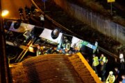 Pullman precipita dal cavalcavia a Mestre, 21 morti. Rimosso il bus