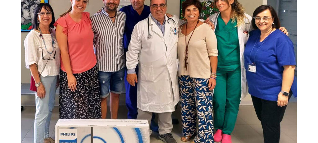 Si sposano e donano alla nefrologia e dialisi dell'ospedale di Sciacca un televisore di ultima generazione