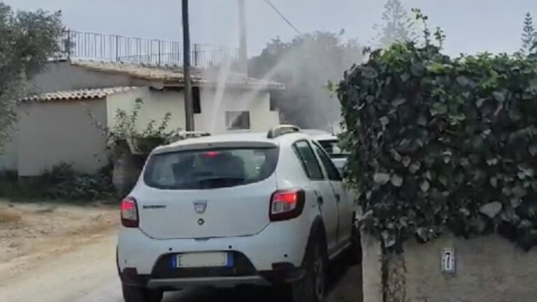 Via Vassallo perdita idrica e fango