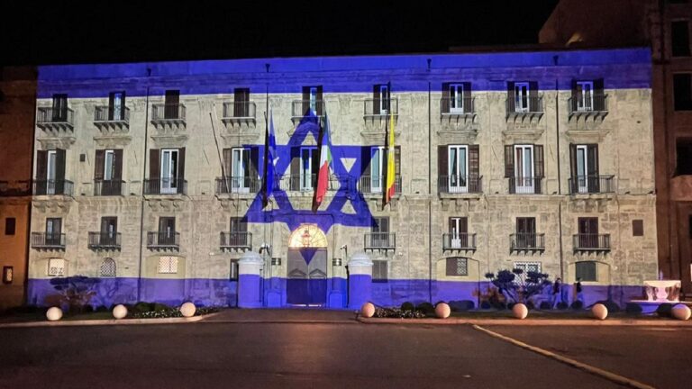 bandiera israeliana sulla facciata di Palazzo d Orleans
