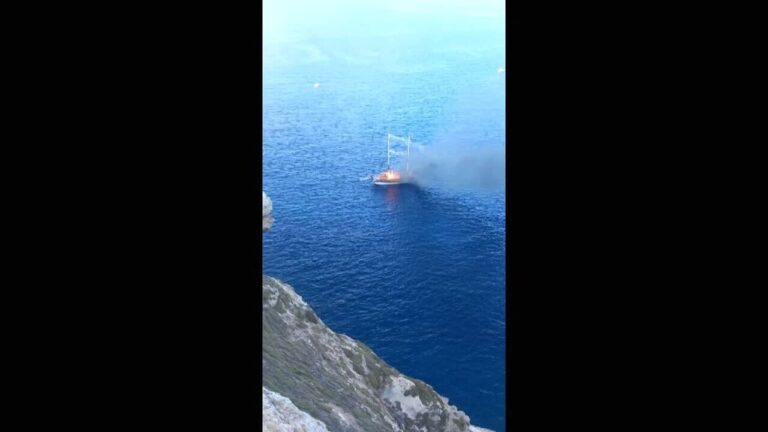 incendio caicco a lampedusa
