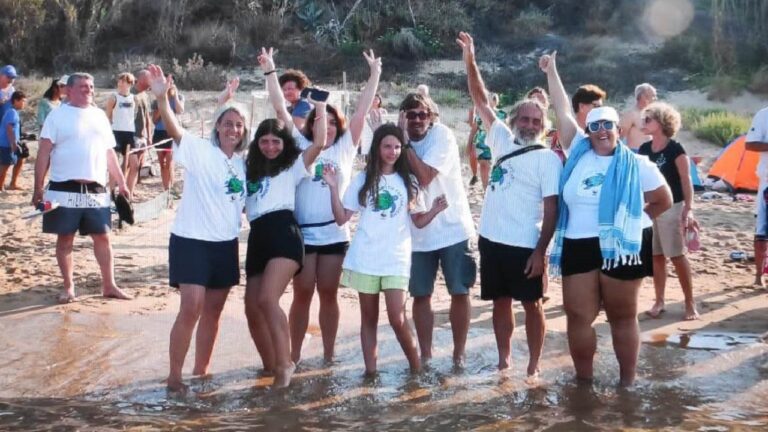 tartarughe wwf spiaggia gruppo