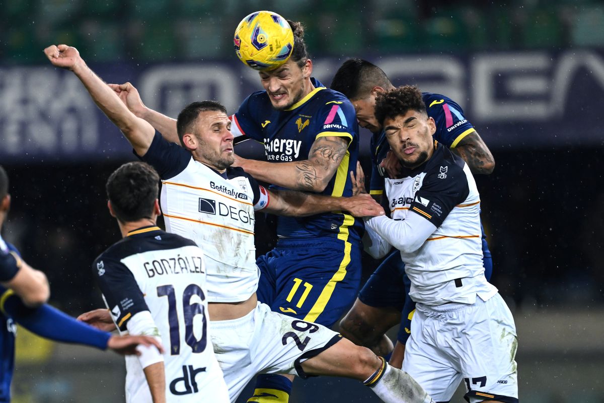 Il Lecce scappa, il Verona lo riprende: 2-2 al Bentegodi