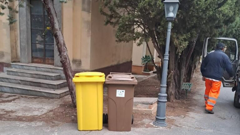 Cimitero cassonetti grandi e nuovi
