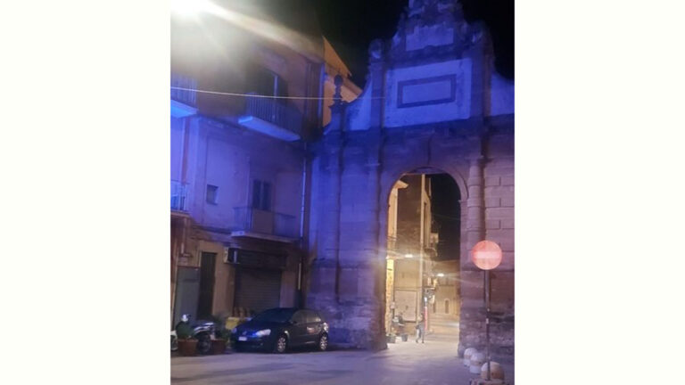 Porta Palermo illuminata blu Kiwanis