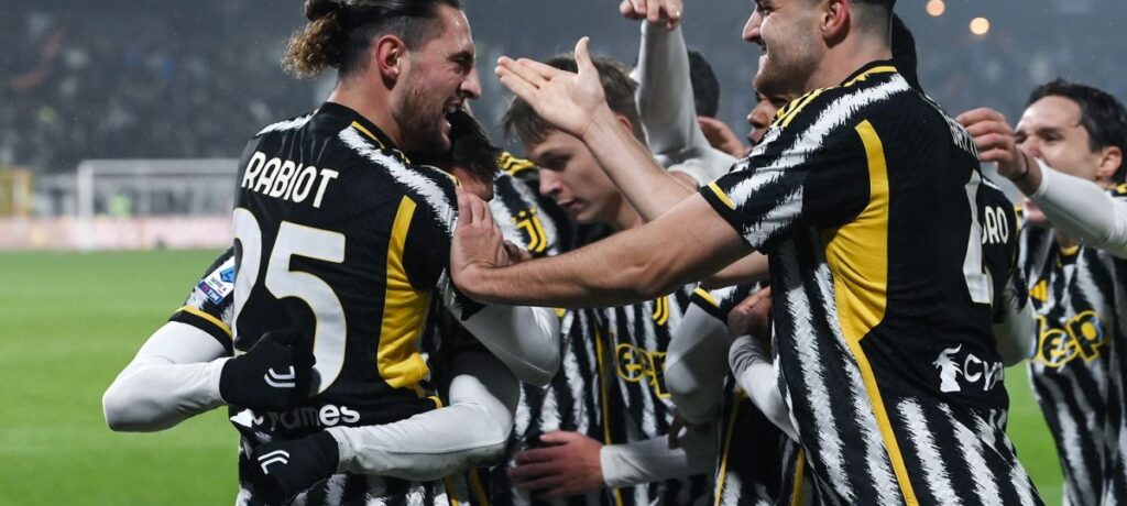 La Juve vince 2-1 a Monza e va in testa alla classifica