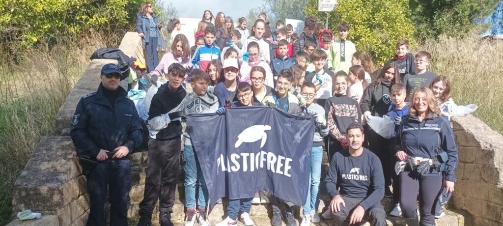 Perriera, degrado giardino Nassiriya: ripulito da Plastic Free e alunni scuola Rossi