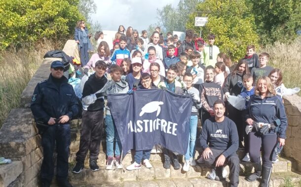 Perriera, degrado giardino Nassiriya: ripulito da Plastic Free e alunni scuola Rossi