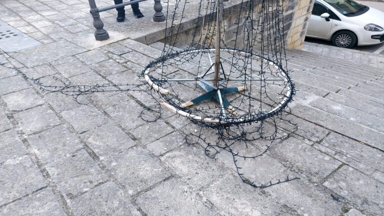 burgio albero natale danneggiato 2