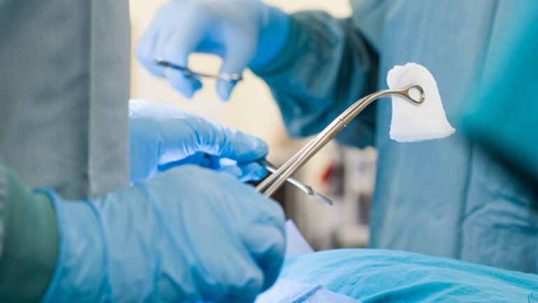 medici-operazione-paziente