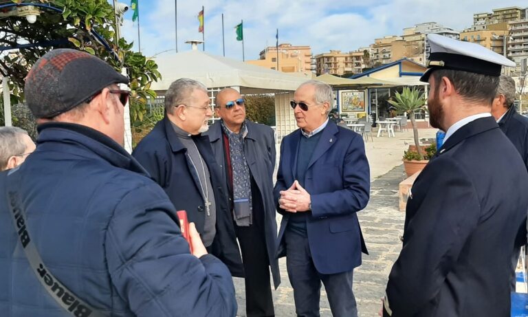 Arcivescono in visita Lega Navale