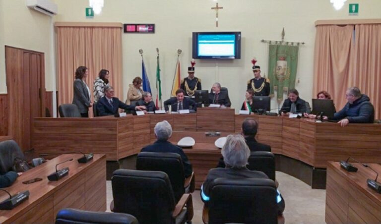 Arcivescovo visita palazzo di Città a Sciacca_edited