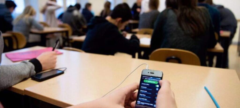 Cellulari a scuola, divieto all’italiana: «Sconsigliato l’eccesso»