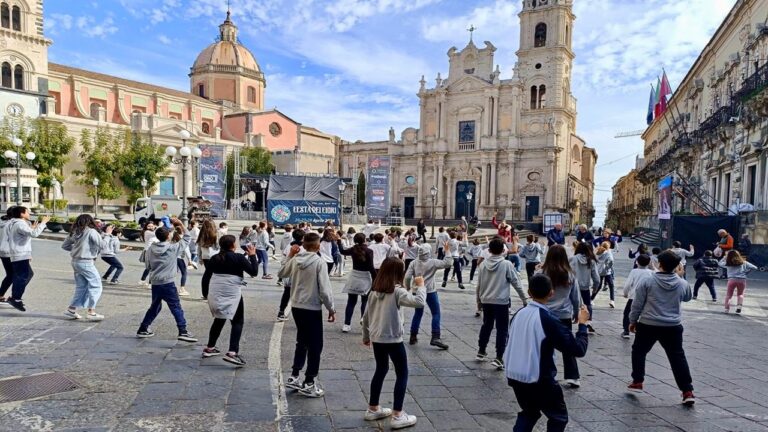 acireale piazza duomo preparativi carnevale 2024