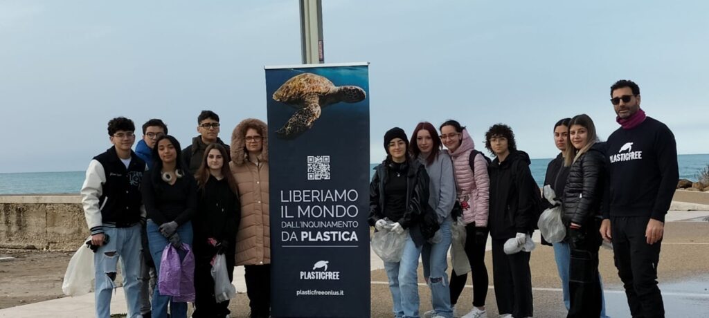 Studenti del Liceo Bonachia in azione per l'ambiente con Plasticfree Onlus