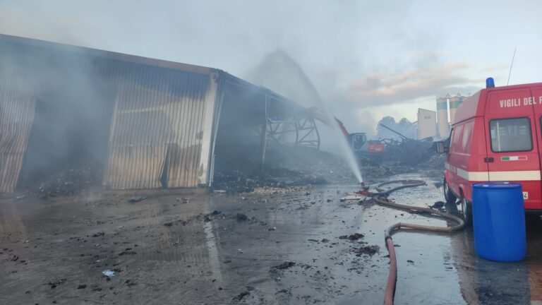 licata incendio deposito rifiuti 2024