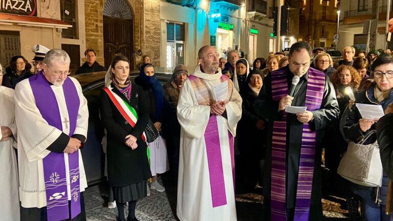 via crucis sciacca 2024 vescovo