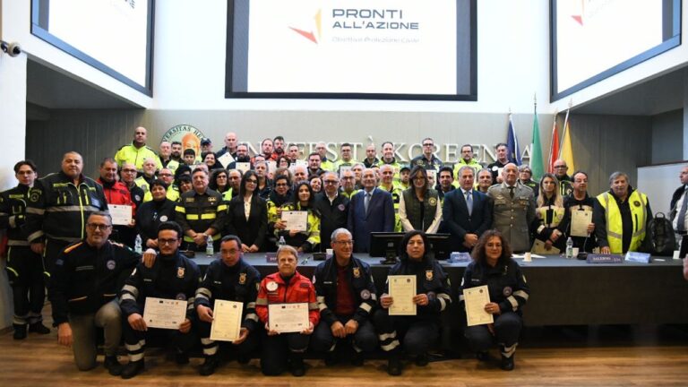Protezione civile consegna attestati tris 2024