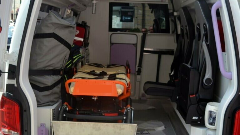 ambulanza con barella