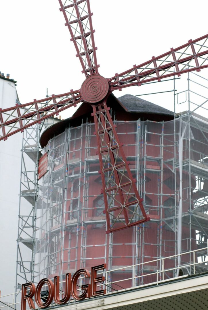 Parigi, si staccano le pale del Moulin Rouge. Nessun ferito